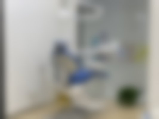 诊室,牙科设备,种植中 心 画面展示了一间明亮整洁的口腔诊室,核心主体是一台蓝白配